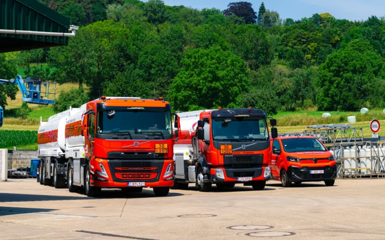 Flotte de camions-citernes Freddy Hupperts devant le dépôt d'Aubel