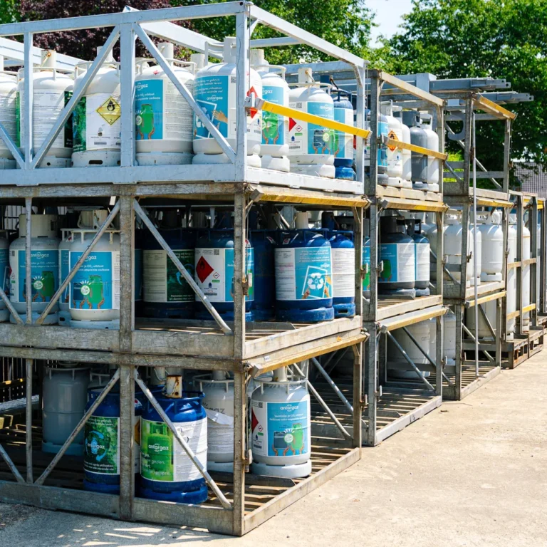 Casier extérieur de bouteilles de gaz Antargaz au dépôt d'Aubel