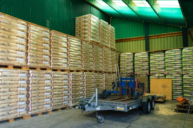 Stock de palettes de pellets dans l'entrepôt Freddy Hupperts
